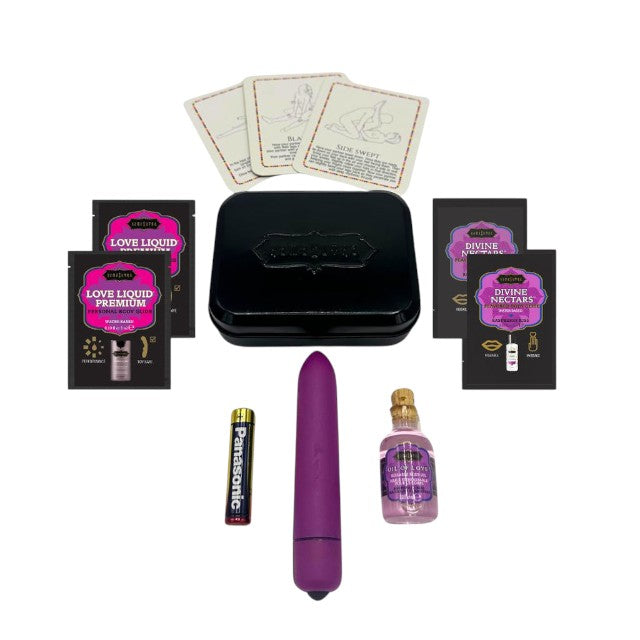 Set KAMASUTRA Weekender Kit Raspberry Kiss, cu vibrator bullet, ulei de masaj, cărți de joc cu poziții sexuale și lubrifiant (zmeură)