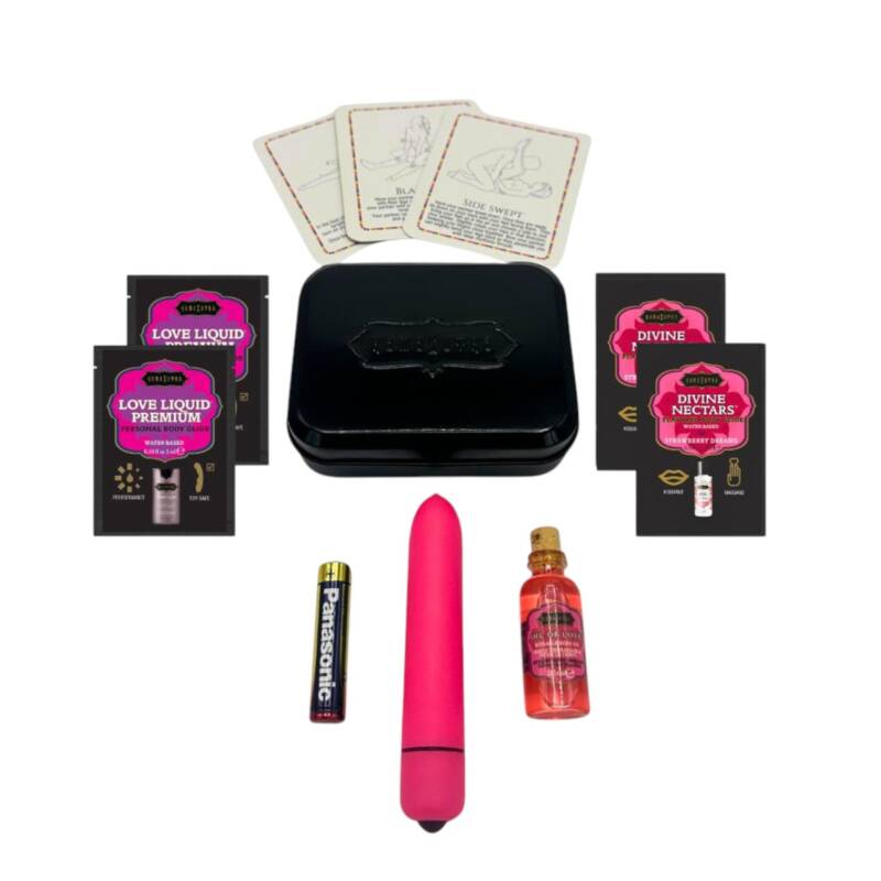 Set KAMASUTRA Weekender Kit Strawberry Dreams, cu vibrator bullet, ulei de masaj, cărți de joc cu poziții sexuale și lubrifiant (căpșuni)